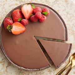 Guittard 25 lb. Eclipse du Soleil 41% Milk Chocolate Wafers WS-409G3410C25