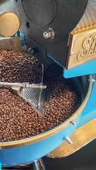 Cafe Quindio Medium Roast 100% Colombian Excelso Whole 12 Ounce (Pack of 1)